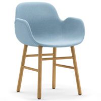 Výprodej Normann Copenhagen designové židle Form Armchair Wood (polstrování světle modrá, dub)